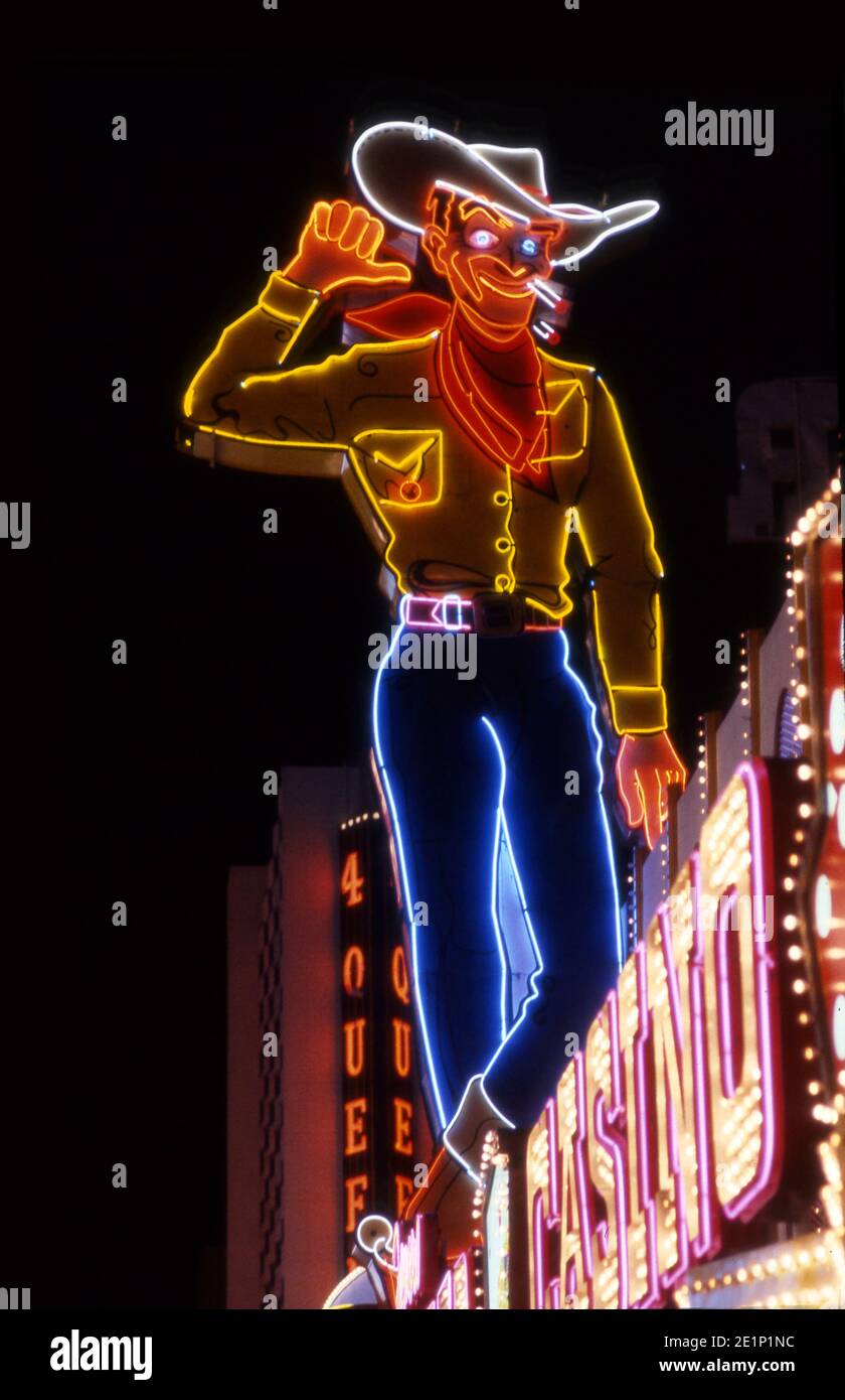 Icónico cartel de vaqueros de neón en Fremont Street en el centro de las Vegas, Nevada Foto de stock