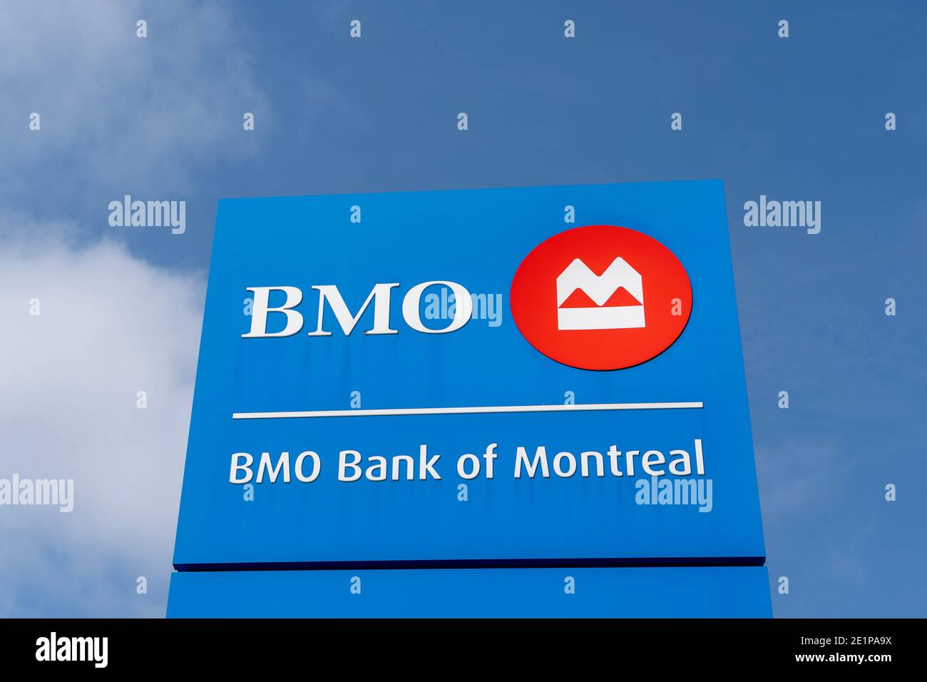 Cambridge, Ontario, Canadá - 27 de septiembre de 2020: Cerca del cartel del BMO (Banco de Montreal) con el cielo azul en el fondo en Cambridge, Ontario, Canadá. Foto de stock