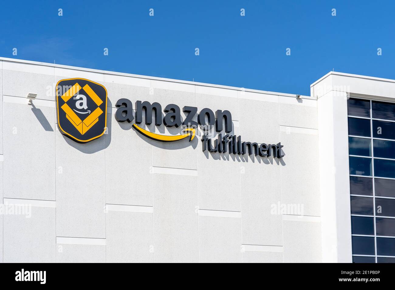 Brampton, ON, Canadá - 19 de septiembre de 2020: Primer plano del centro logístico de Amazon en el edificio de Brampton, ON, Canadá Foto de stock