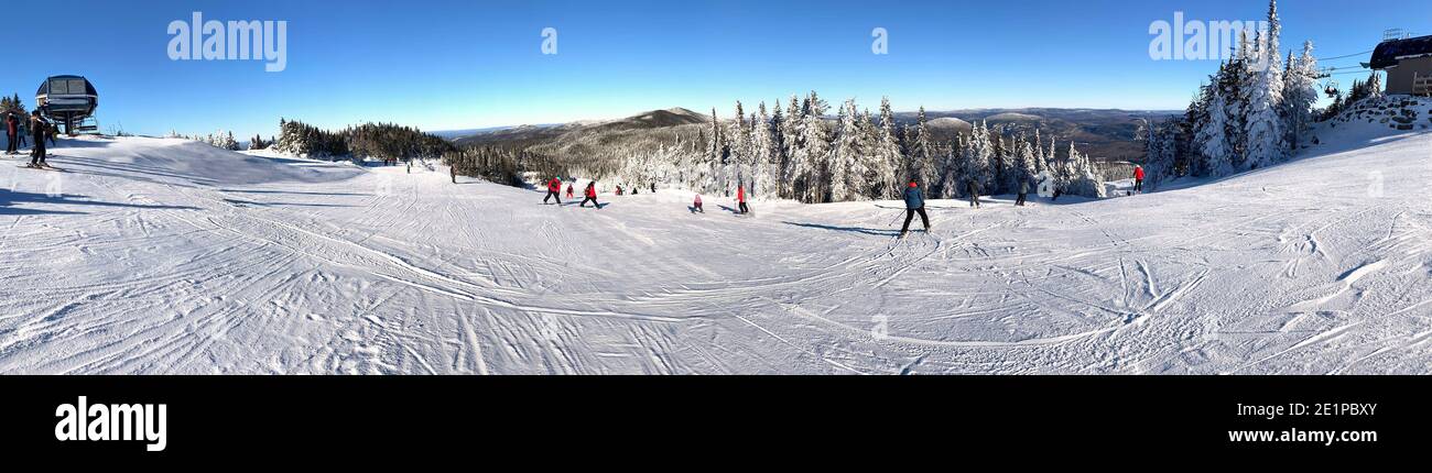 Vista panorámica de la cumbre de Mont Tremblant en la temporada de esquí de invierno, Quebec, Canadá Foto de stock