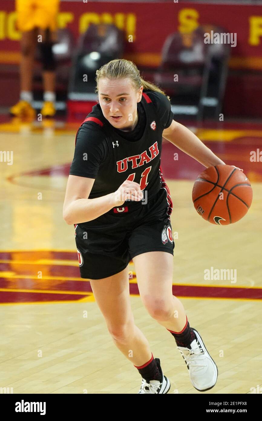 La guardia de Utes de Utah Brynna Maxwell (11) cansa la pelota contra los troyanos del sur de California durante un partido de baloncesto femenino de la NCAA, el viernes, Foto de stock