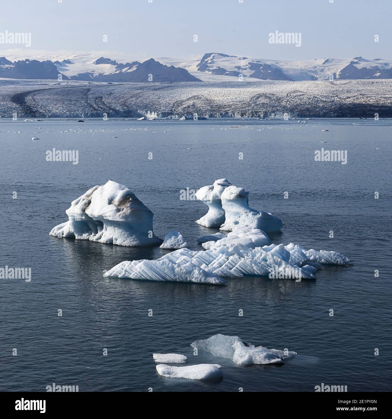 Icebergs en la laguna del glaciar Jokursarlon en Islandia Foto de stock