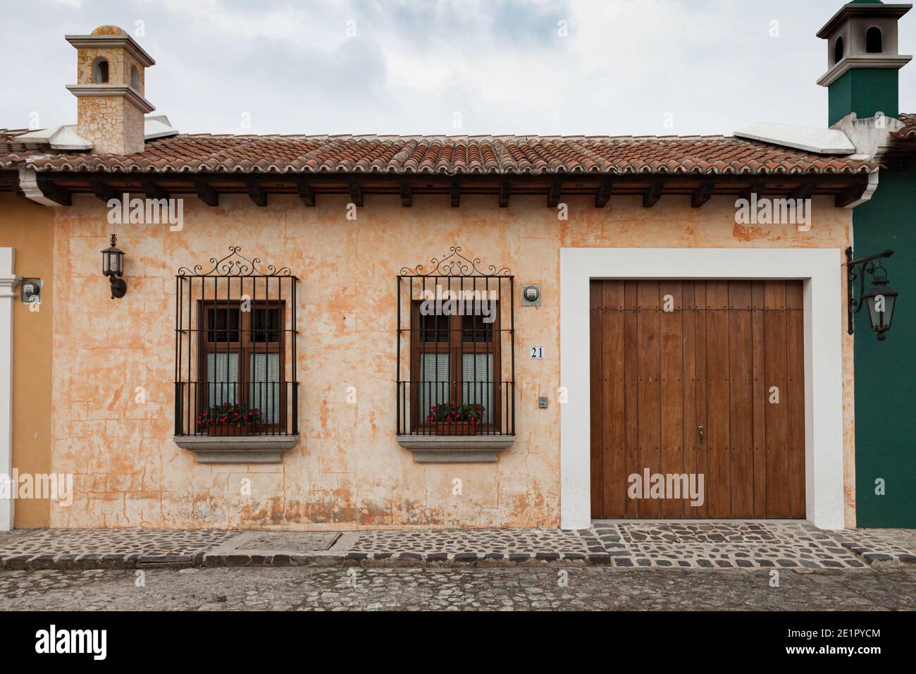 Frente de una casa tradicional de estilo colonial en Antigua Guatemala  Fotografía de stock - Alamy