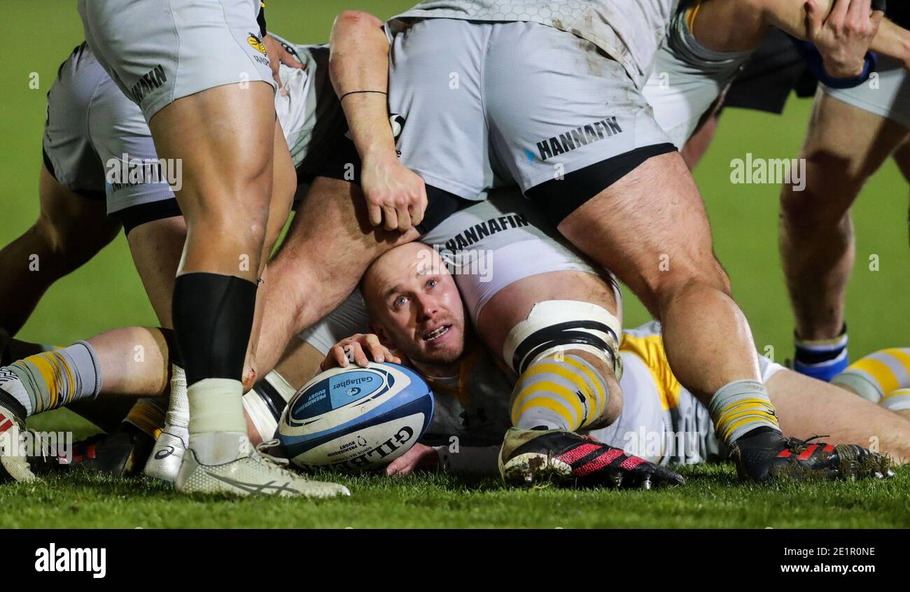 El Dan Robson de Wasps (piso) durante el partido de Premiership de Gallagher en el Recreation Ground, Bath. Foto fecha: Viernes 8 de enero de 2021. Vea la historia de PA RUGBYU Bath. El crédito de la foto debe decir: David Davies/PA Wire. RESTRICCIONES: Uso sujeto a restricciones. Uso editorial solamente, ningún uso comercial sin el consentimiento previo del titular de los derechos. Foto de stock