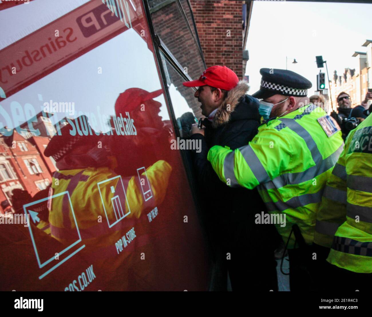 Londres Reino Unido 09 de enero de 2021 los manifestantes anti-encierro se enfrentaron con la policía En Clapham High Street.Paul Quezada-Neiman/Alamy Live News Foto de stock