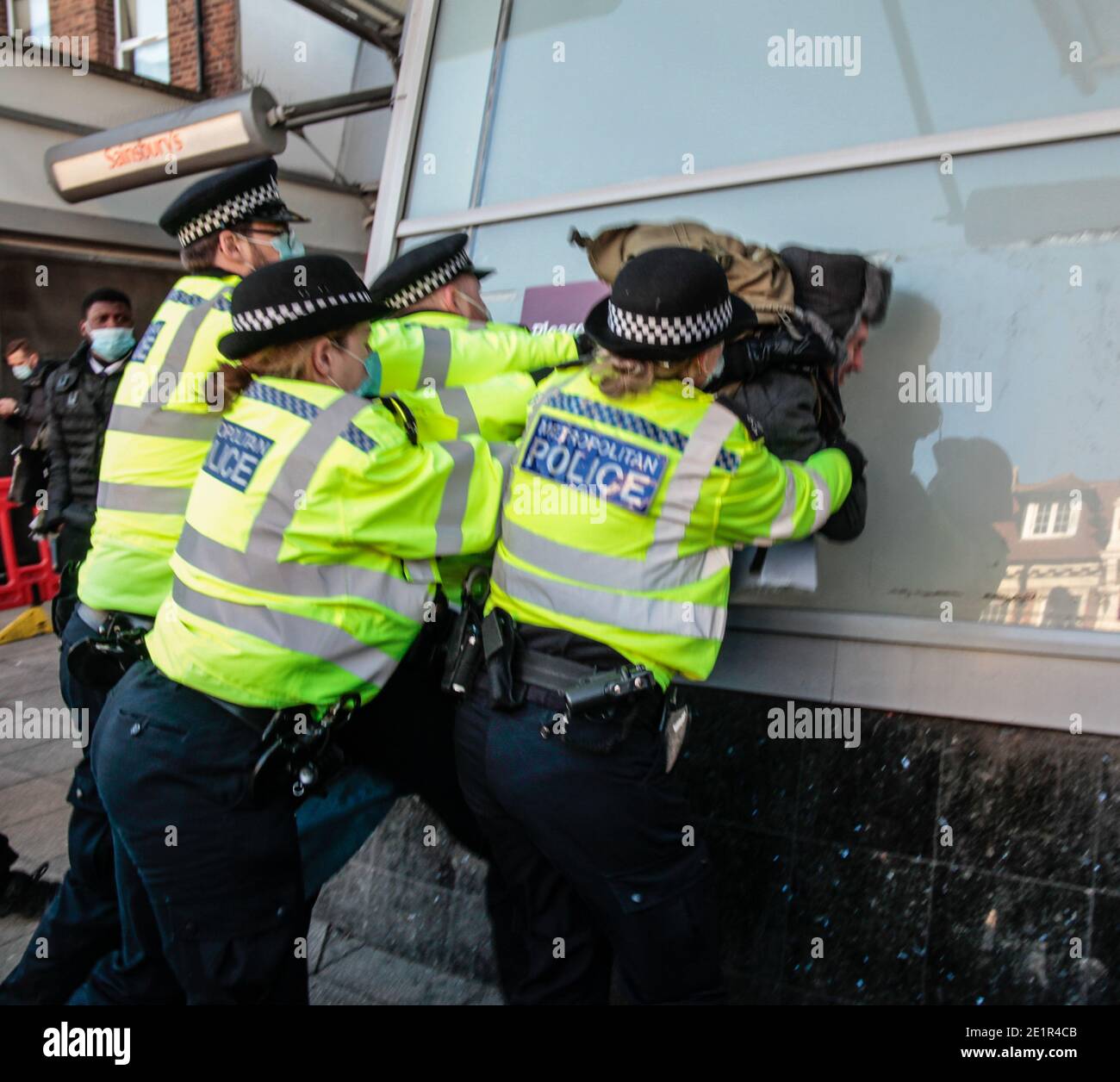 Londres Reino Unido 09 de enero de 2021 los manifestantes anti-encierro se enfrentaron con la policía En Clapham High Street.Paul Quezada-Neiman/Alamy Live News Foto de stock