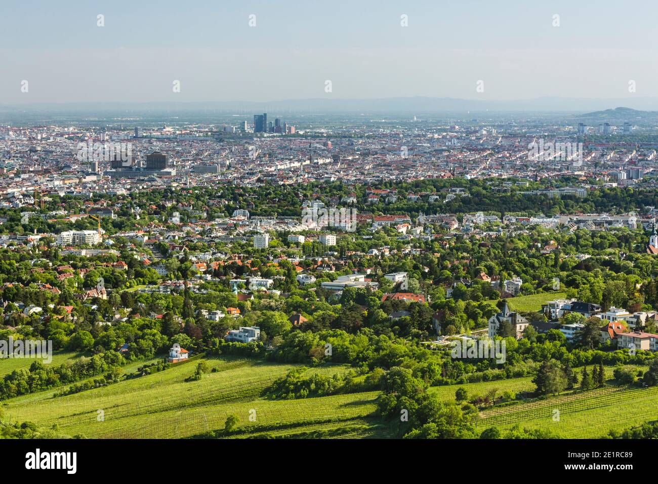 Vista desde una colina a la ciudad de Viena con la clínica universitaria a la izquierda en Austria. Foto de stock