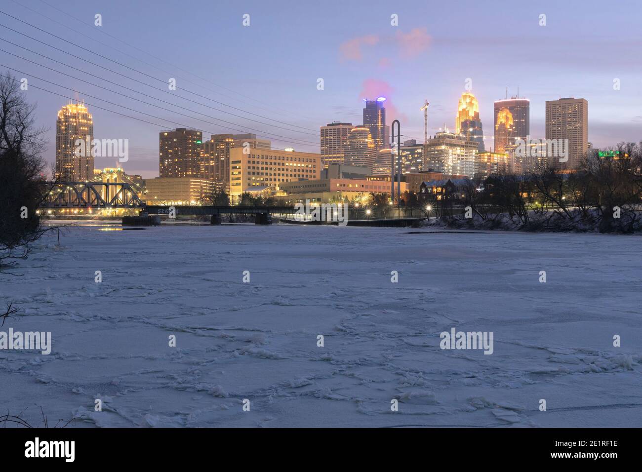 el horizonte de minneapolis y el río mississippi congelado en el crepúsculo Foto de stock