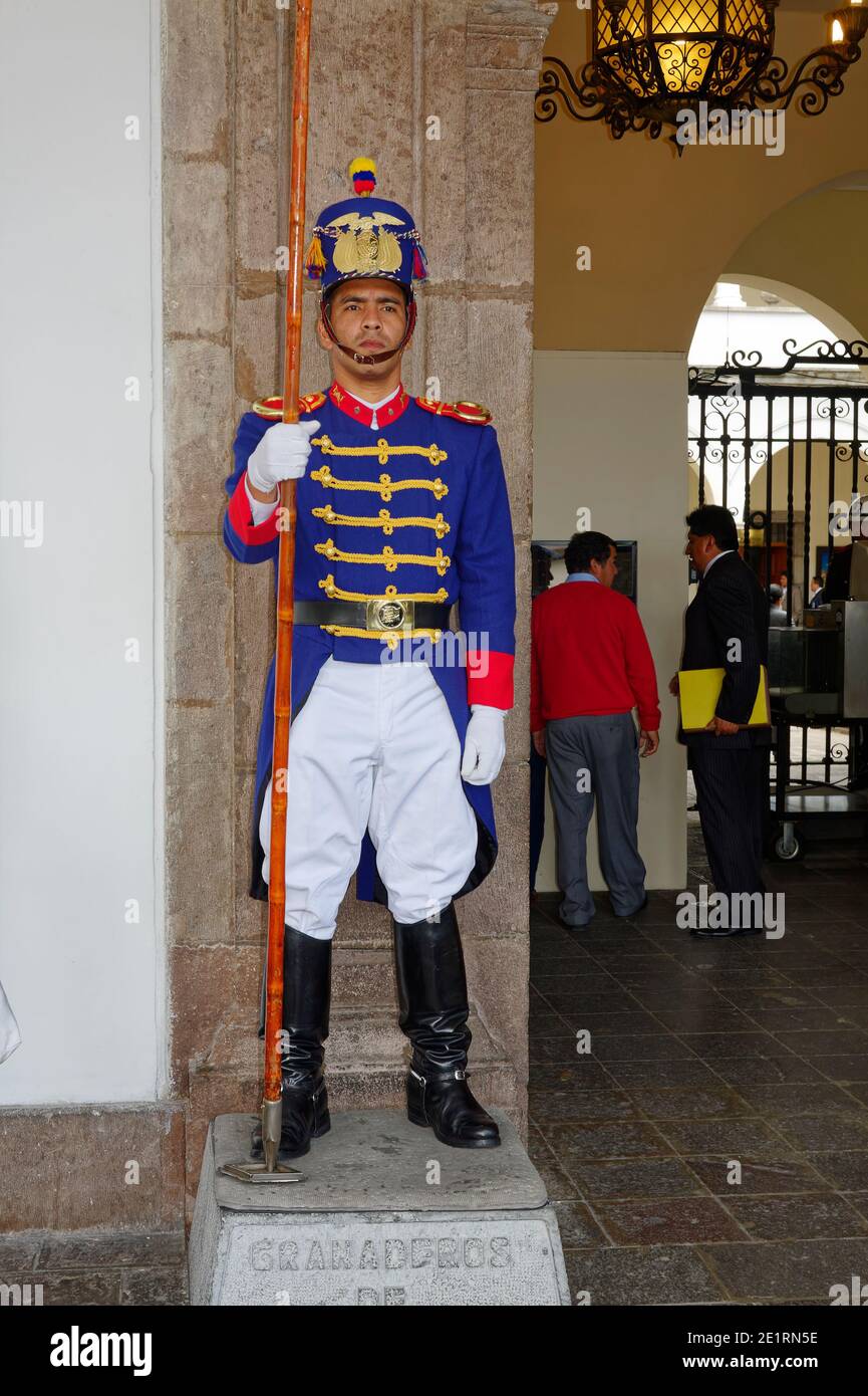 Guardia del palacio; vestido tradicional, chaqueta azul real, pantalones  blancos, botas negras, Granaderos de Tarqui, 1801 Palacio de Carondolet;  Plaza de la Independencia Fotografía de stock - Alamy