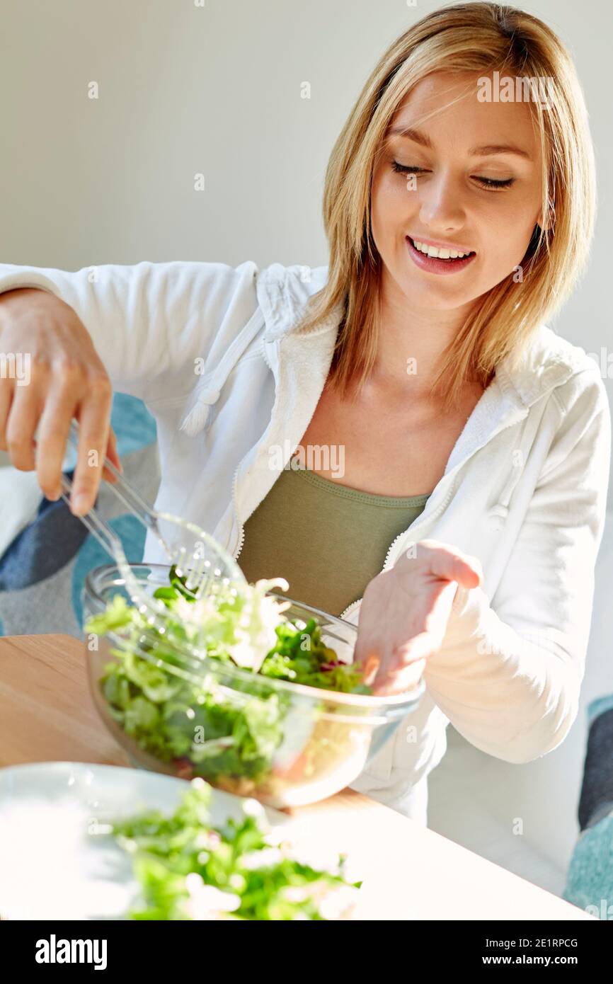 Mujer comer ensalada Foto de stock