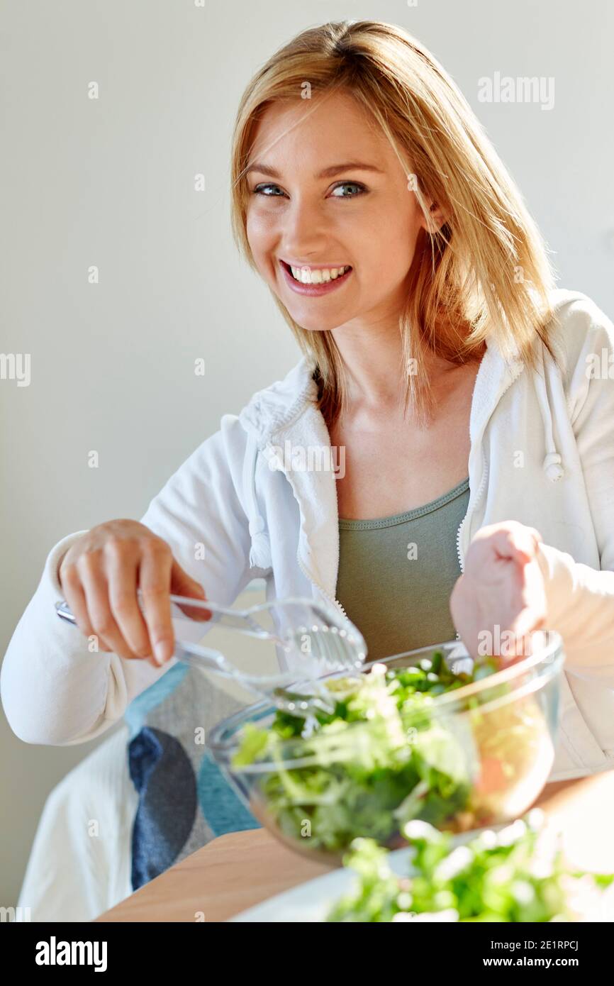 Mujer comer ensalada Foto de stock