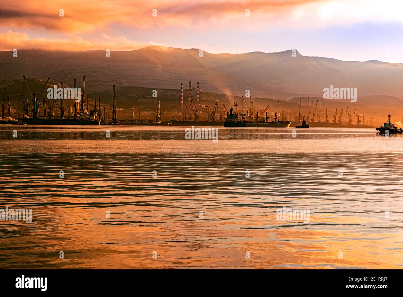 vista de las instalaciones portuarias y mecanismos del novorossiysk puerto marítimo comercial temprano por la mañana Foto de stock