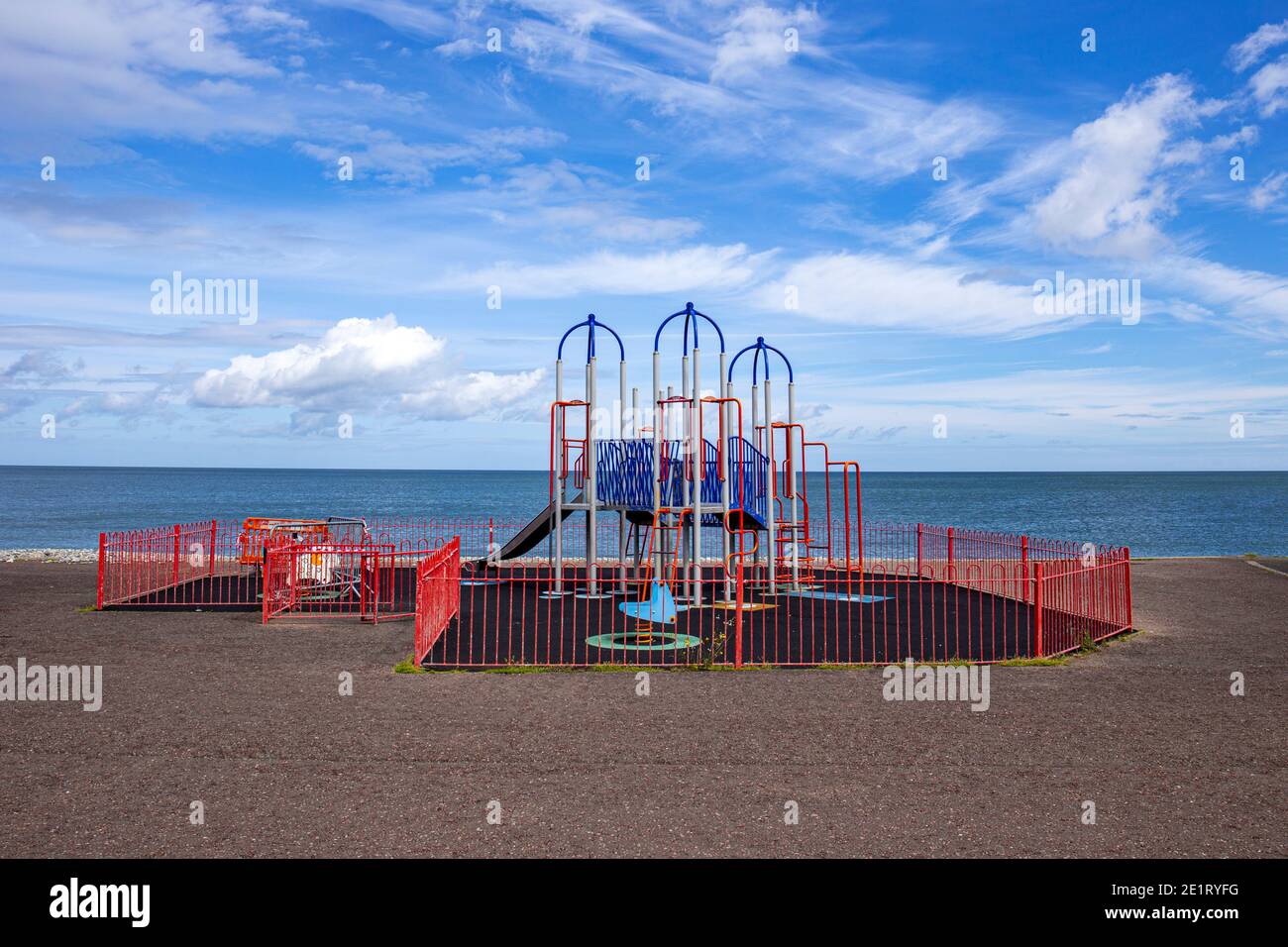 Equipo de recreo en el paseo marítimo de Llandudno Norte de Gales Reino Unido Foto de stock