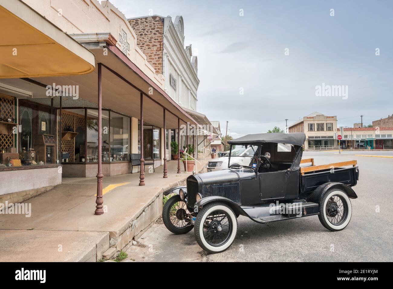1926 Ford Model T estacionado en las tiendas del porche en Mason County Square en Mason, Edwards Plateau, Texas, EE.UU Foto de stock