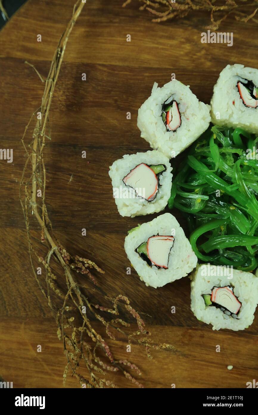 Varios tipos de sushi servido, vista de cerca Foto de stock
