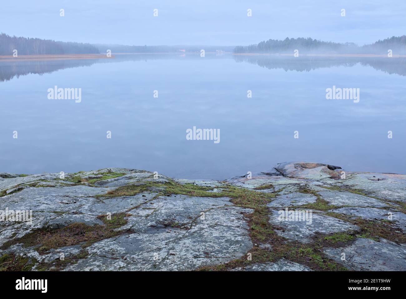 Vista del invierno sobre Skogstaviken desde Råholmen, Bogesundslandet, en las afueras de Vaxholm, Suecia Foto de stock