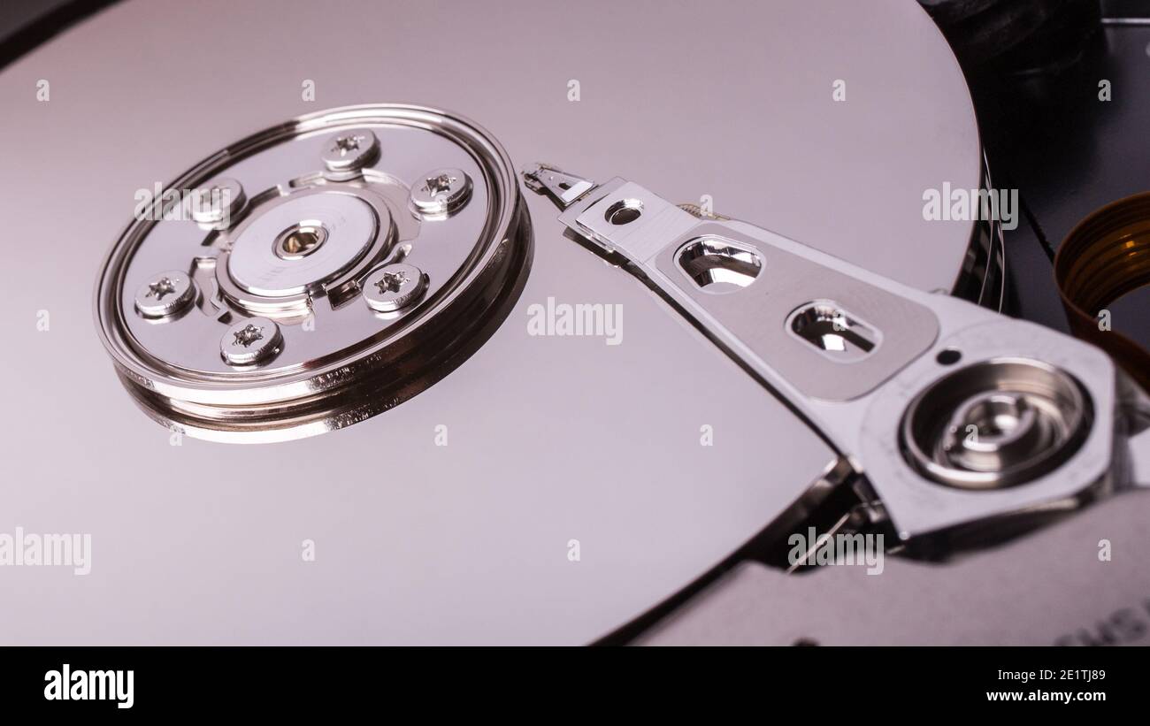 Vista macro del eje de la unidad de disco duro abierta, HDD, detalles  Fotografía de stock - Alamy