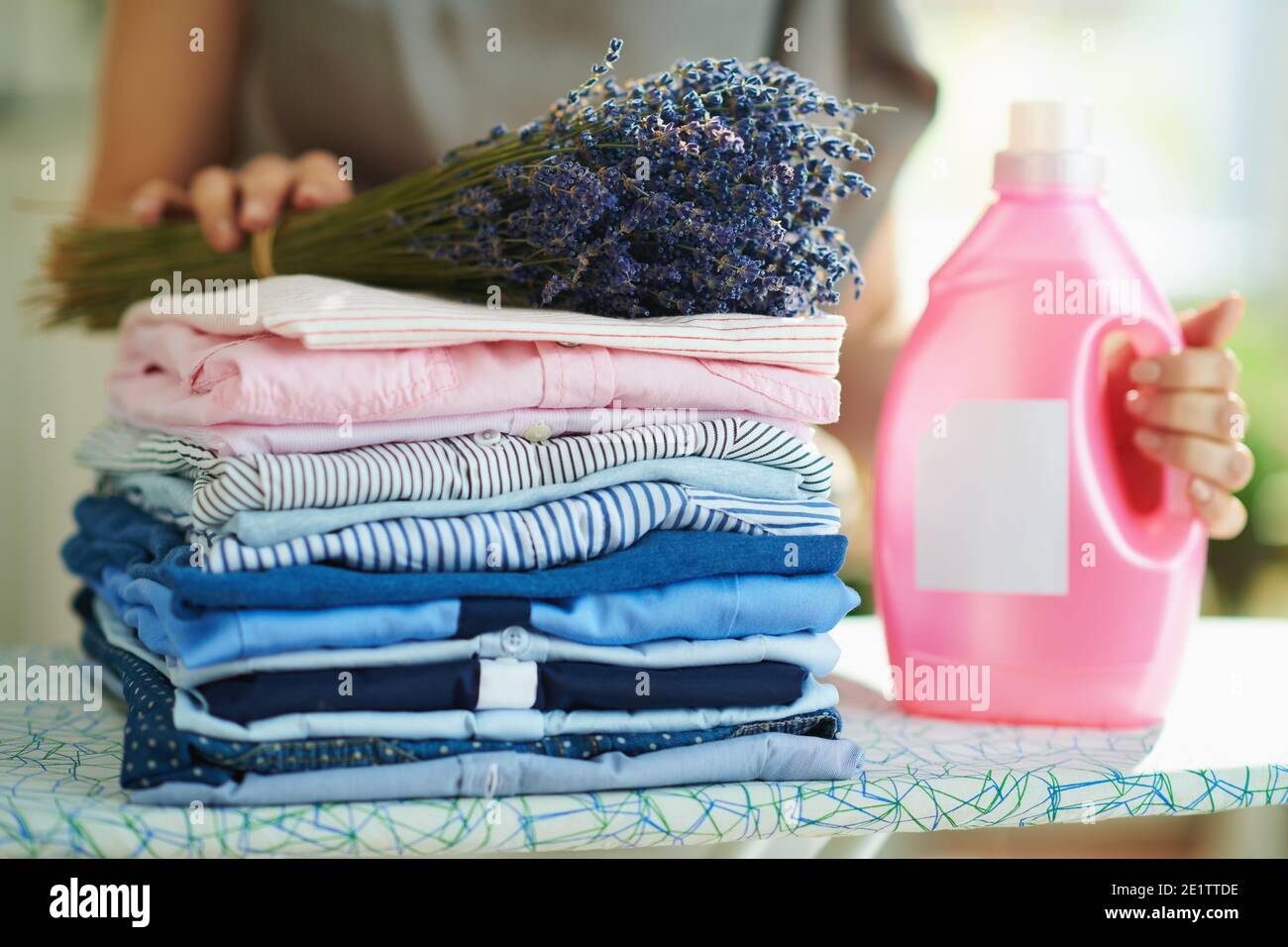 Mujer olor ropa fotografías e imágenes de alta resolución - Página 4 - Alamy