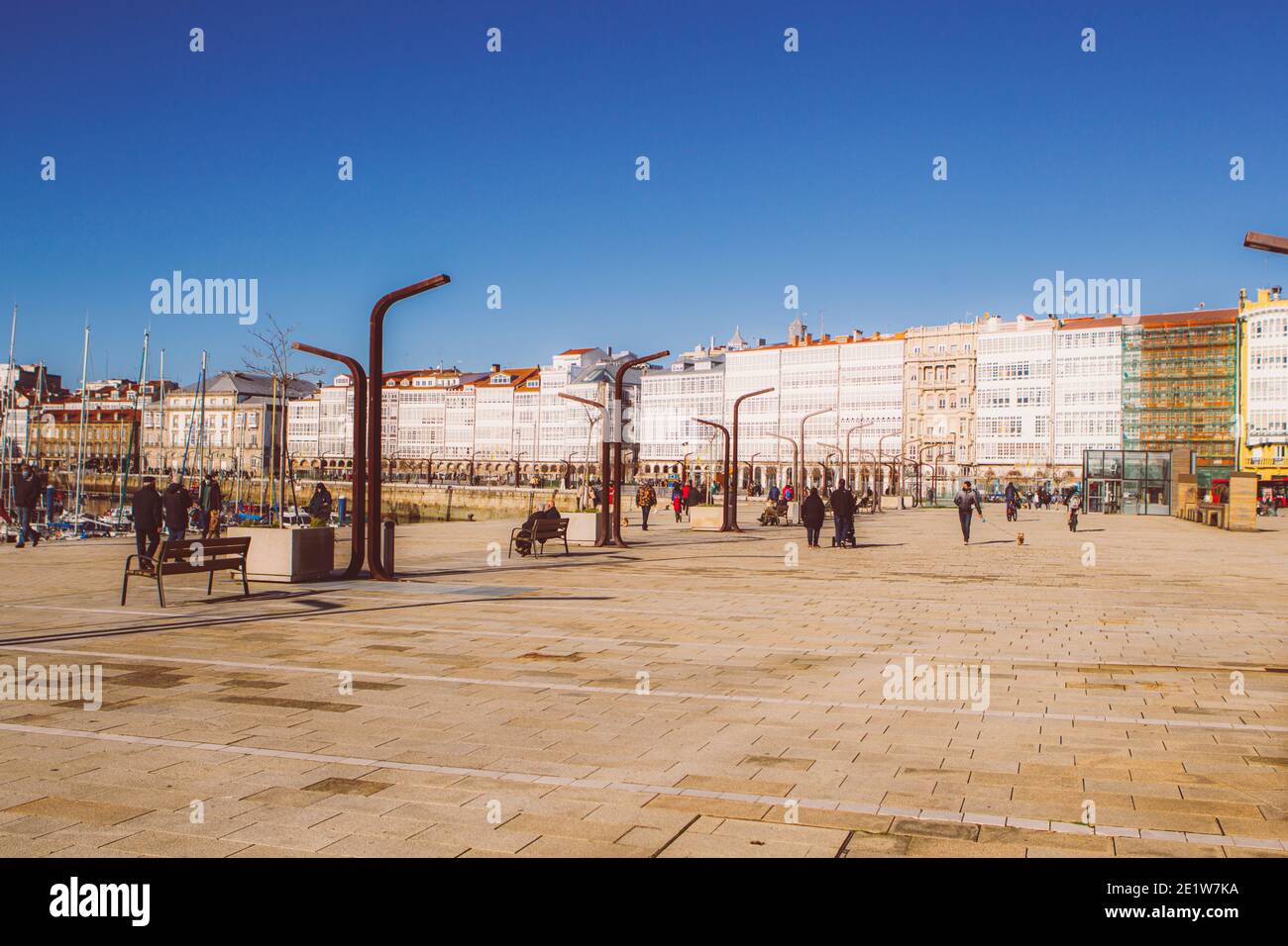 Coruna, España. Gente caminando por el Paseo del Parrote a Coruña con las típicas galerías blancas al fondo el 8 de enero de 2021 Foto de stock