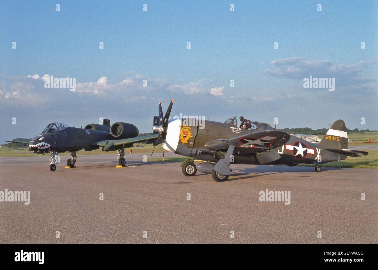 Aviones de la República II Guerra Mundial P-47 Thunderbolt y moderno A-10 Thunderbolt II ambos construidos por la República en una fotografía de comparación. Foto de stock