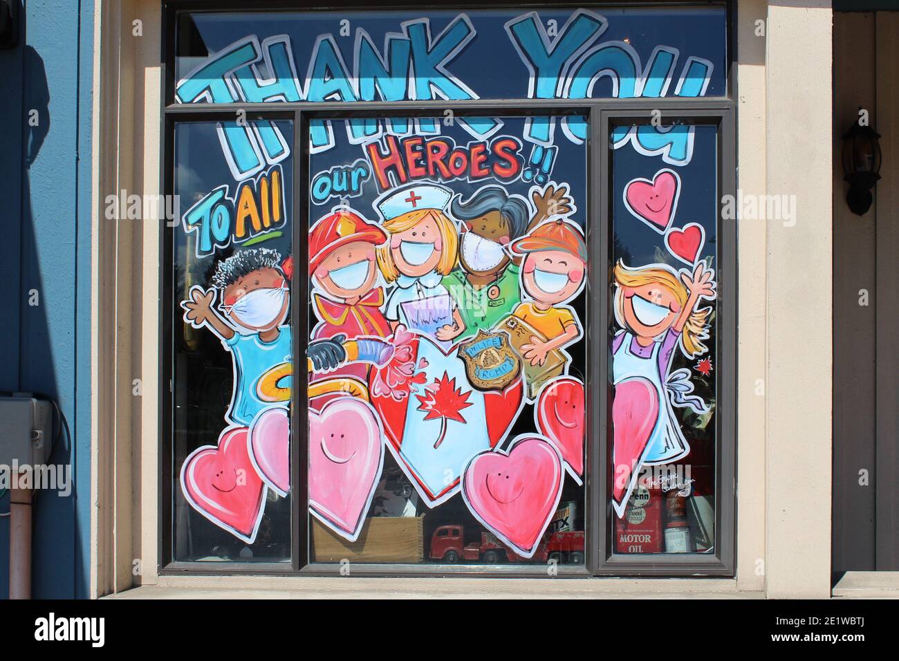Gracias a los trabajadores de la salud corazones mensaje gráfico signo en la ventana coronavirus cuarentena. Foto de stock