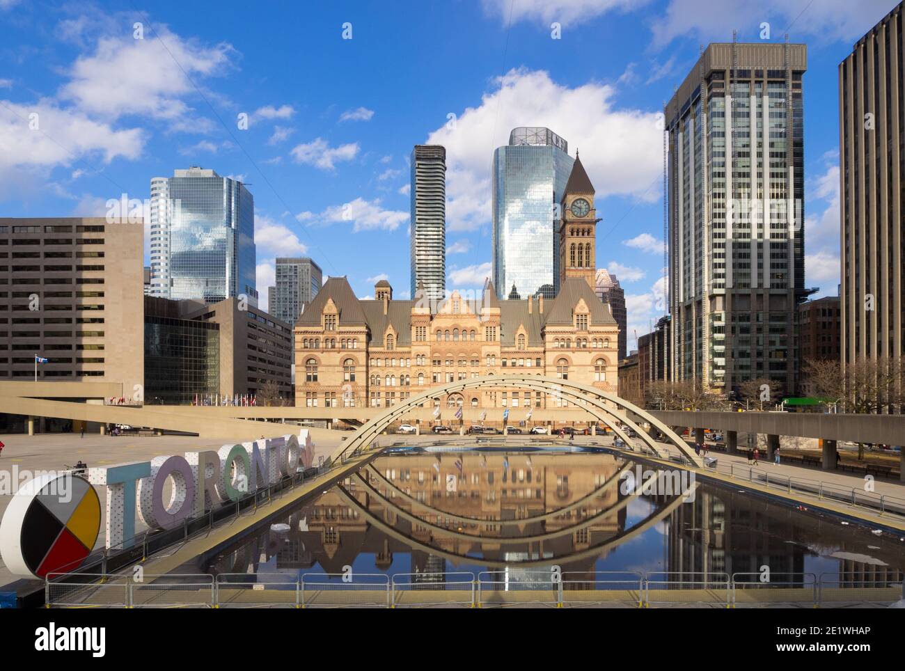 Una vista del Old City Hall, signo 3D DE TORONTO, y la plaza Nathan Phillips en el centro de Toronto, Ontario, Canadá. Foto de stock