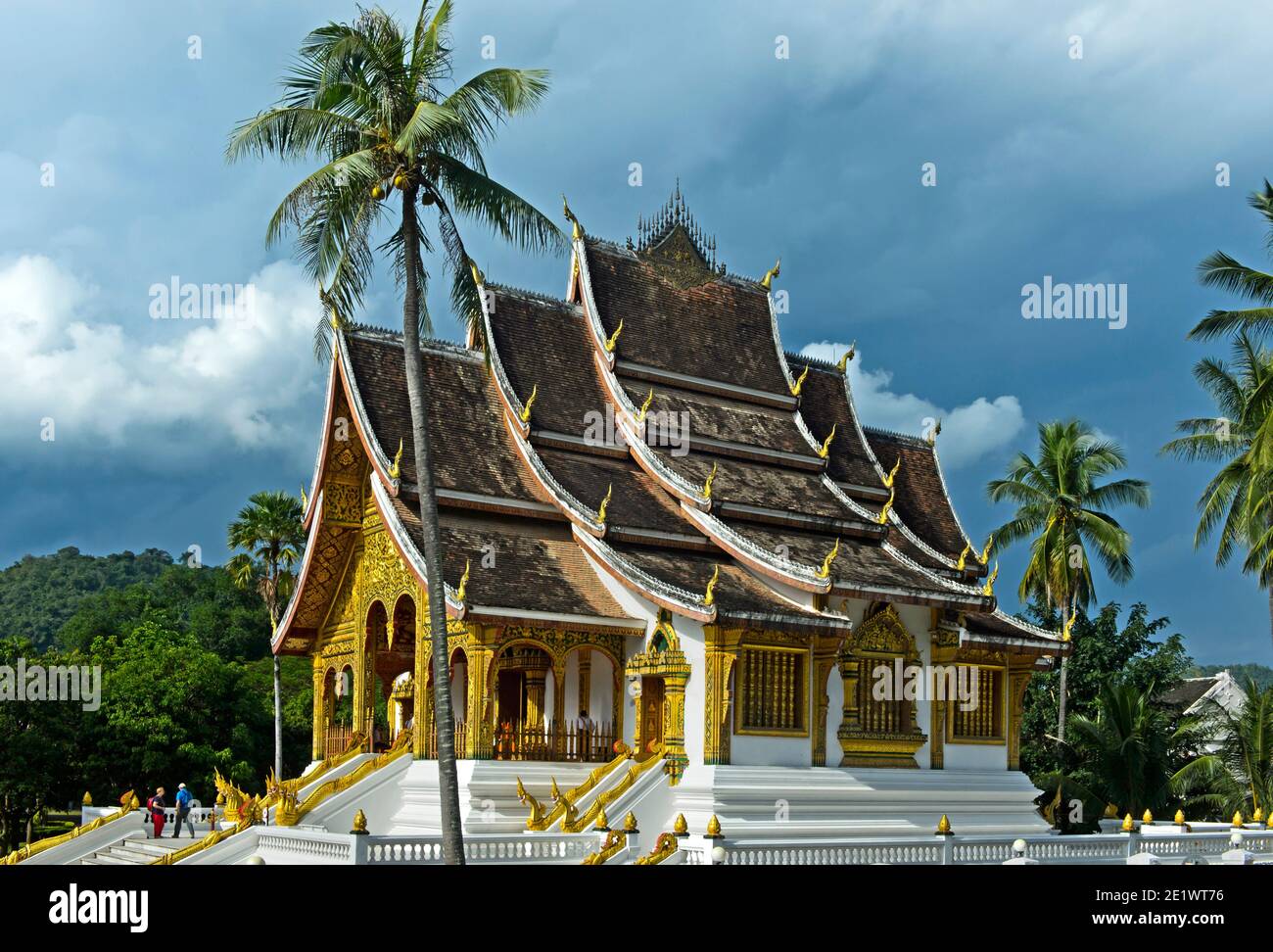 Fachada intrincadamente adornada del templo de Haw Pha Bang en el suelo del antiguo Palacio Real, Luang Prabang, Laos Foto de stock
