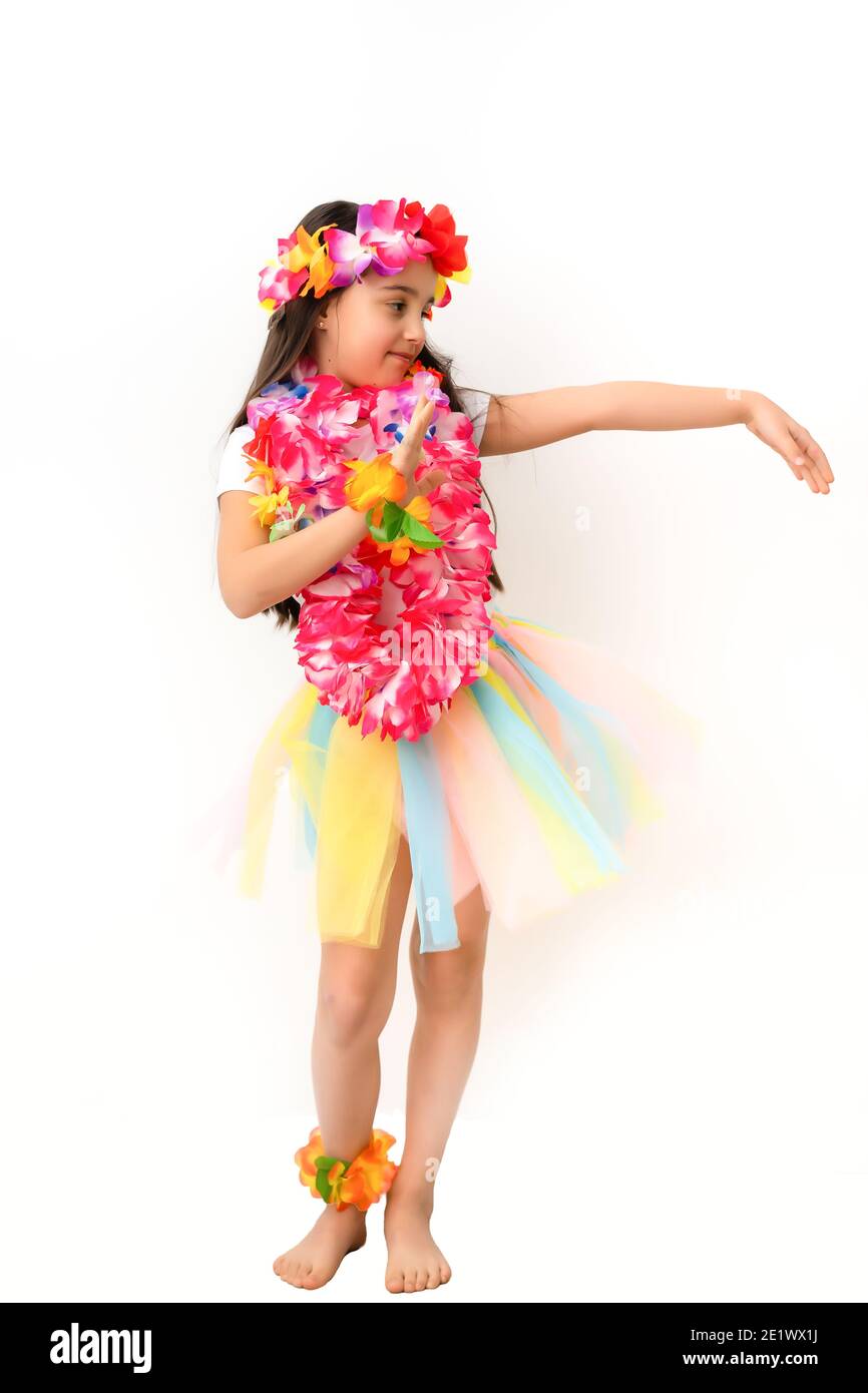 Chica linda con ropa de estilo hawaiano sobre fondo blanco Fotografía de  stock - Alamy