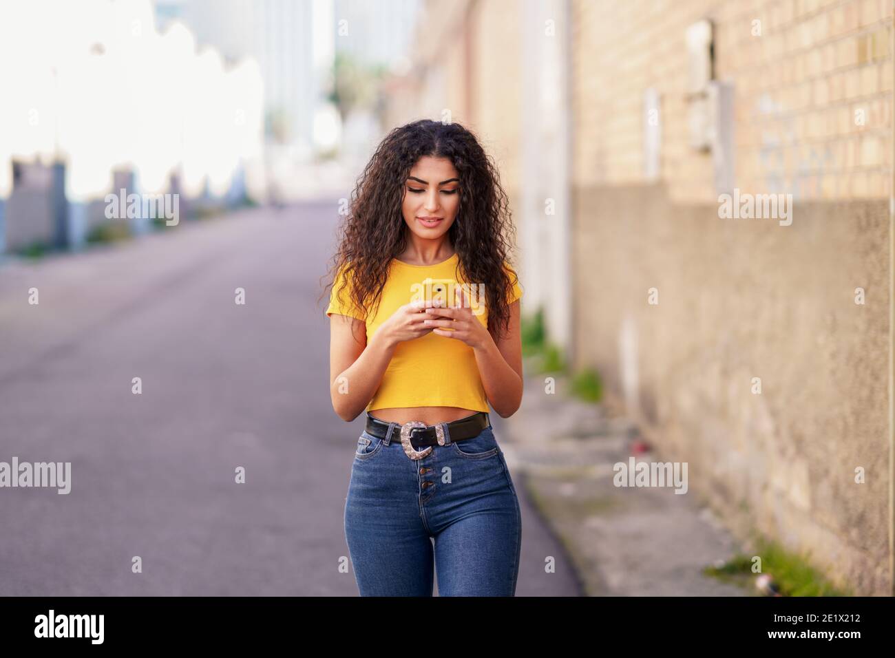 Mujer Joven Hermosa Que Lleva La Ropa De Moda Que Camina En La Calle En New  York City, Área De Dumbo. Foto De Moda. Fotos, retratos, imágenes y  fotografía de archivo libres