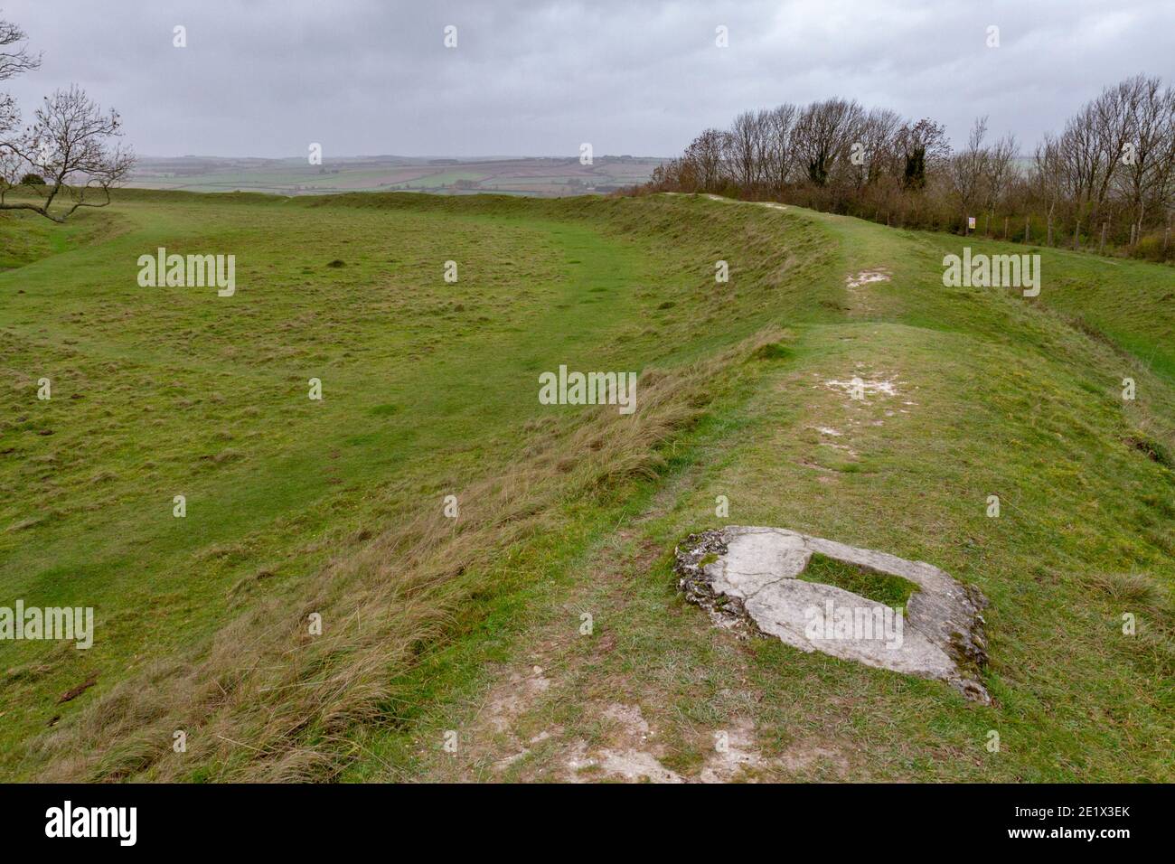 Figsbury Ring, una fortaleza inusualmente diseñada de la colina de la Edad de Hierro, que contiene un recinto más pequeño, posiblemente Neolítico, cerca de Salisbury, Wiltshire, Reino Unido. Foto de stock
