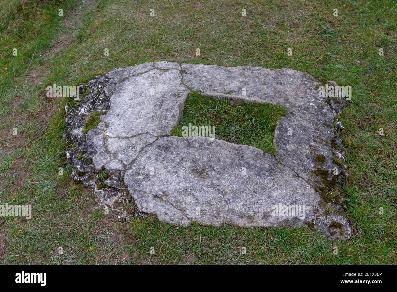 Base de concreto inusual en Figsbury Ring, un inusualmente diseñado iron Age Hill fort, que contiene un pequeño, posiblemente Neolítico, recinto, Wiltshire, Reino Unido. Foto de stock