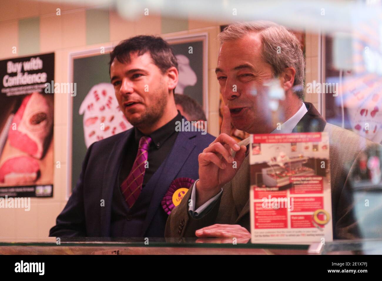18/04/16. Sheffield, Reino Unido. Nigel Farage, líder del UKIP, hizo un gesto de mierda durante una visita a Sheffield para apoyar la campaña de Steve Winstone en el Sheff Foto de stock