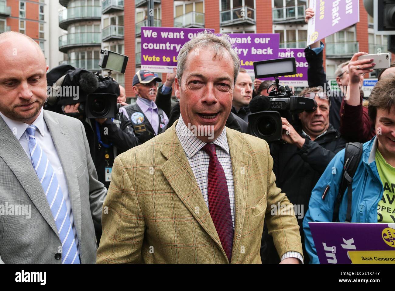 01/06/16. Leeds, Reino Unido. Nigel Farage llega a Leeds, West Yorkshire, durante una campaña en el período previo al referéndum de la UE. Foto de stock