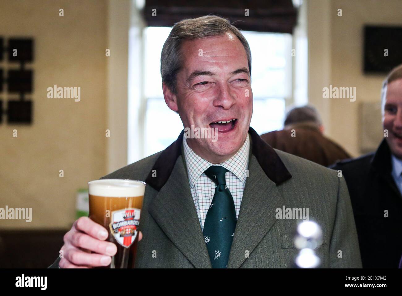 05/12/16. Sleaford, Reino Unido. Nigel Farage, ex líder del UKIP, bebe una pinta de cerveza en un pub en Sleaford, Lincolnshire, con Victoria Ayling, candida del UKIP Foto de stock