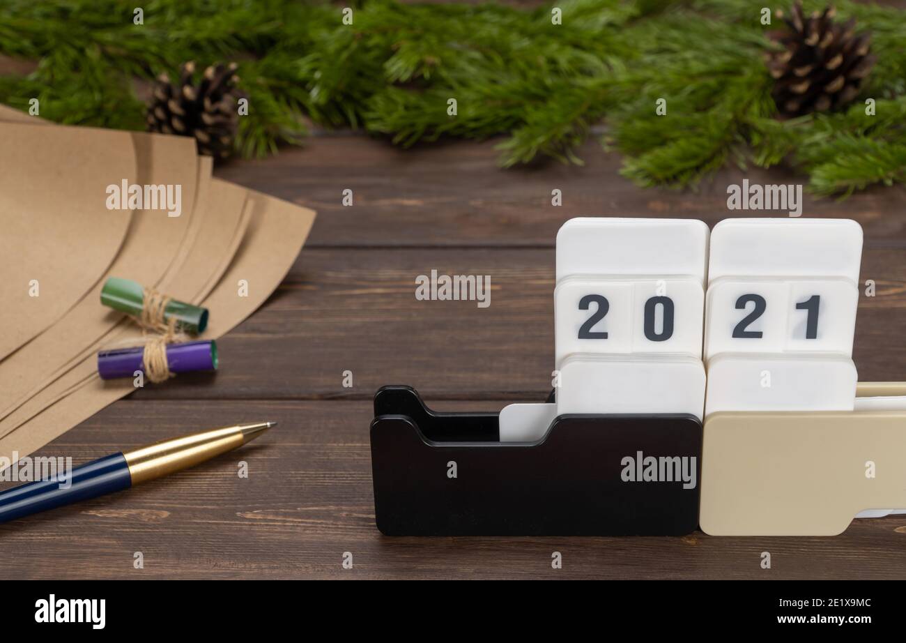 Calendario 2021. El concepto de hacer deseos en Navidad. wishlist sobre un fondo de madera Foto de stock