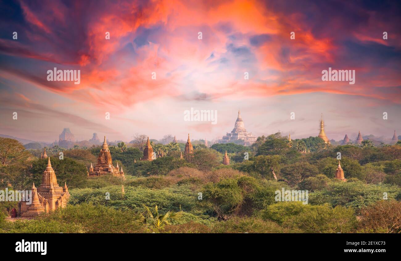 Vista desde arriba, impresionante vista aérea de la zona arqueológica de Bagan durante una hermosa puesta de sol. Foto de stock