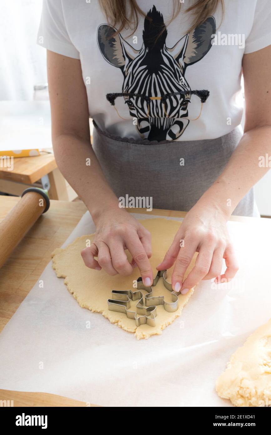 Rellenar los moldes de papel con la masa para hacer magdalenas Fotografía  de stock - Alamy