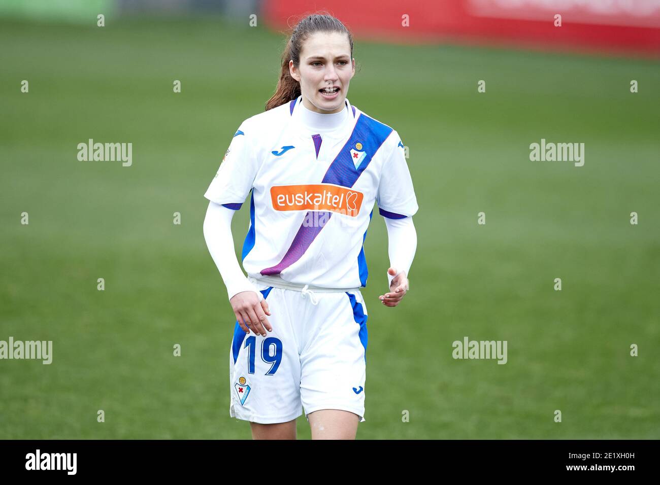 Bilbao, España. 06 de enero de 2021. Arola Aparicio de SD Eibar mira durante el partido la Liga Iberdrola entre Athletic Club Bilbao Fem y SD Eibar Foto de stock