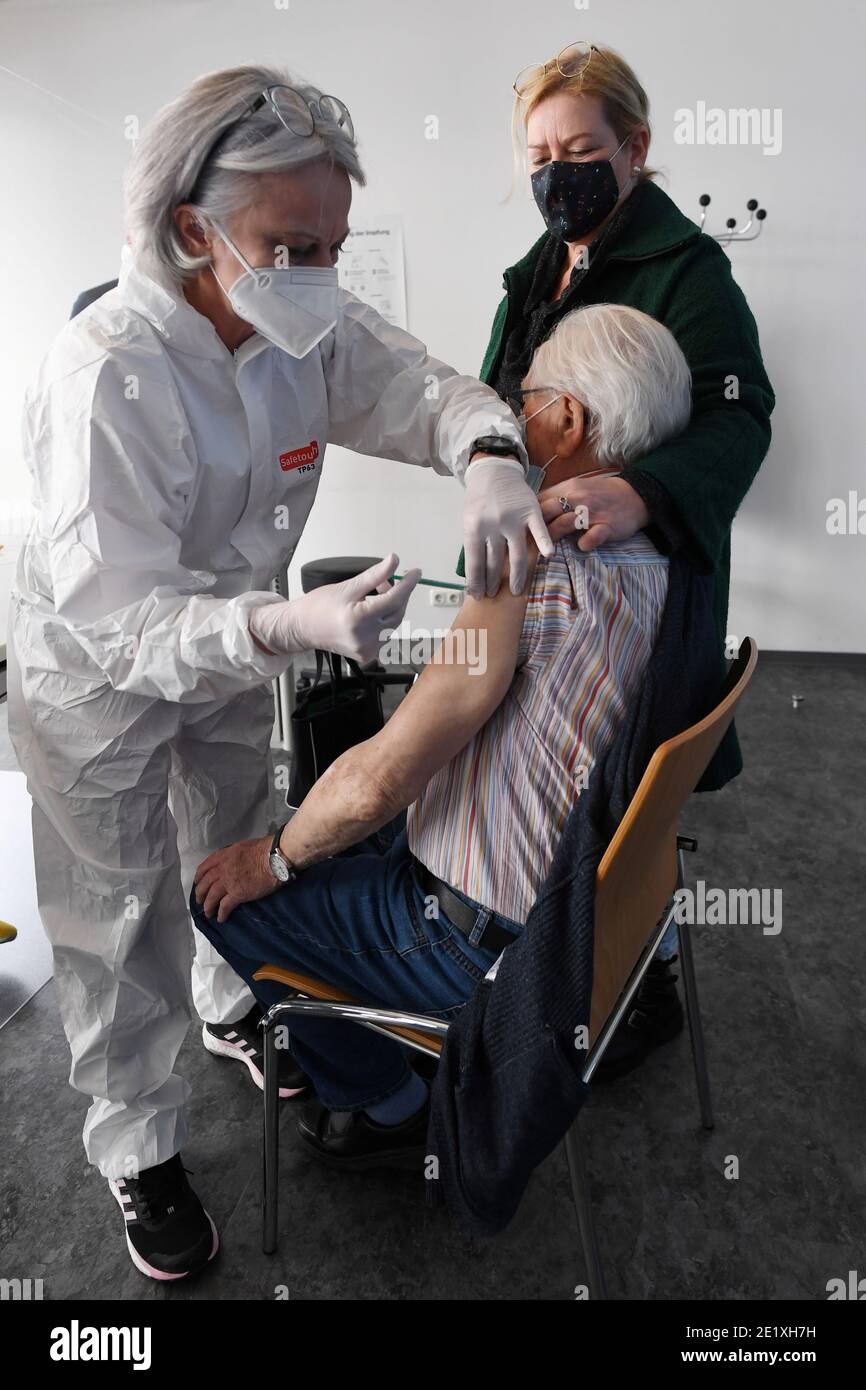 Johann Hetzenecker, de 96 años, recibe la primera de las dos inyecciones con una dosis de la vacuna Pfizer-BioNTech COVID-19 del doctor Antje Maier en el centro de vacunación de la Cruz Roja de Baviera, en Pfaffenhofen an der ILM, Alemania 10 de enero de 2021. REUTERS/Andreas Gebert Foto de stock