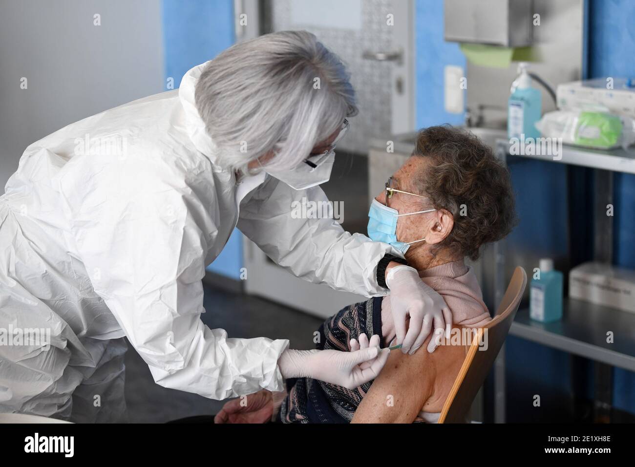 Juliana Pauler, de 100 años, recibe la primera de las dos inyecciones con una dosis de la vacuna Pfizer-BioNTech COVID-19 del doctor Antje Maier en el centro de vacunación de la Cruz Roja de Baviera, en Pfaffenhofen an der ILM, Alemania 10 de enero de 2021. REUTERS/Andreas Gebert Foto de stock