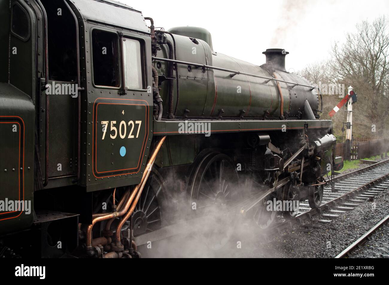 British Railways Standard clase 4 4-6-0 locomotora de vapor N° 75027, tren de vapor en el ferrocarril Blue Bell, Sussex, Reino Unido Foto de stock