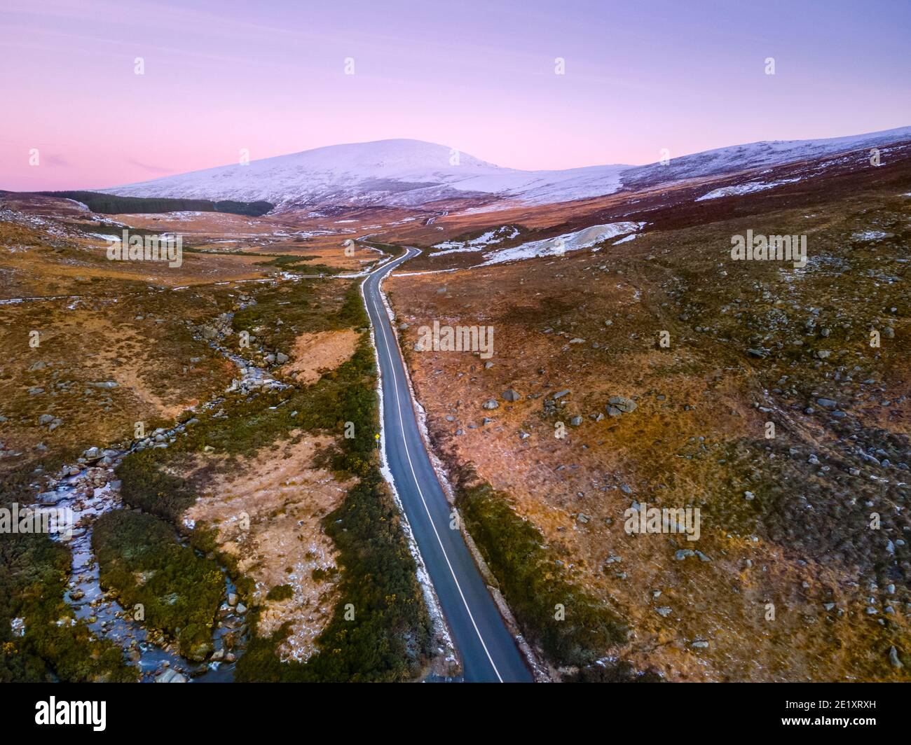 Wicklow, Irlanda Vista aérea de la carretera panorámica de invierno en las montañas de Wicklow, Irlanda Foto de stock