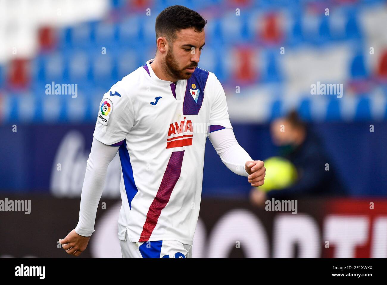 VALENCIA, ESPAÑA - ENERO 10: EDU Exposito de SD Eibar durante el partido la Liga Santander entre Levante UD y SD Eibar en el Estadio Ciutat de Valencia Foto de stock