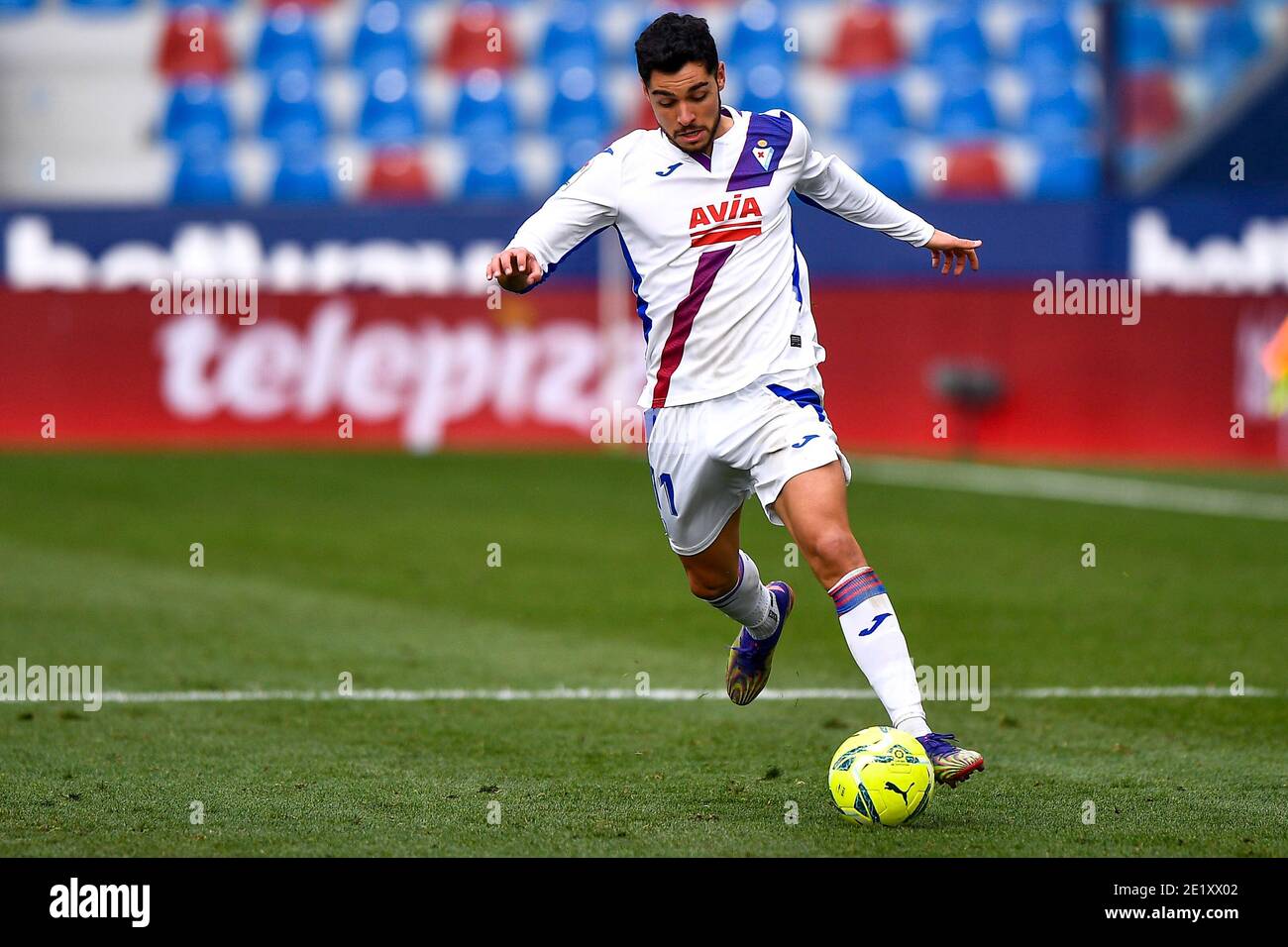 VALENCIA, ESPAÑA - ENERO 10: Rafa Soares de SD Eibar durante el partido la Liga Santander entre Levante UD y SD Eibar en el Estadio Ciutat de Valencia Foto de stock