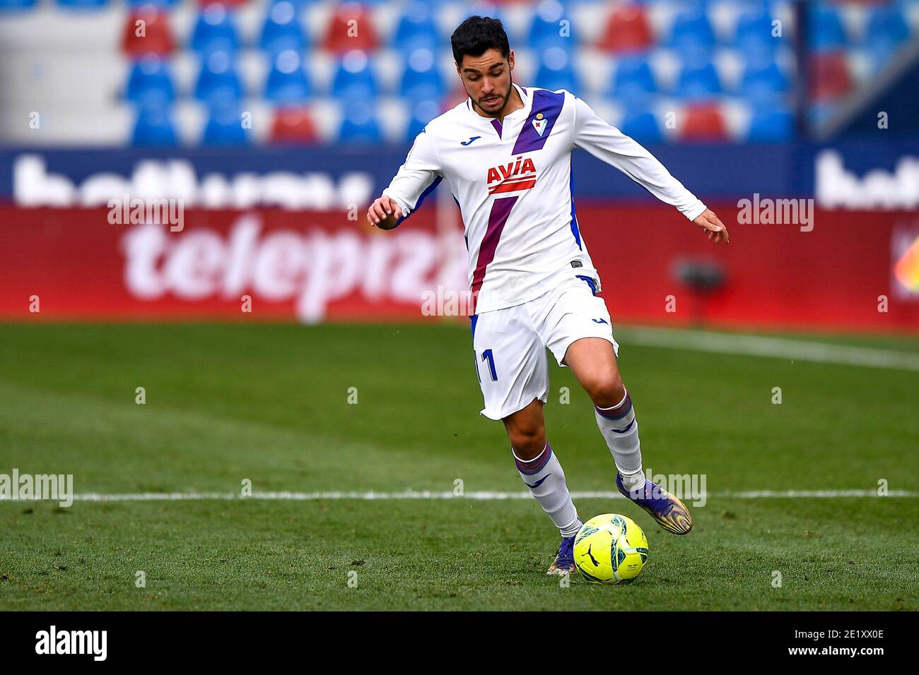 VALENCIA, ESPAÑA - ENERO 10: Rafa Soares de SD Eibar durante el partido la Liga Santander entre Levante UD y SD Eibar en el Estadio Ciutat de Valencia Foto de stock