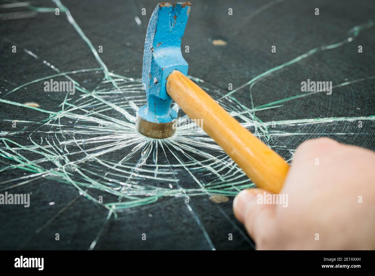 romper el cristal de seguridad con un martillo Fotografía de stock - Alamy