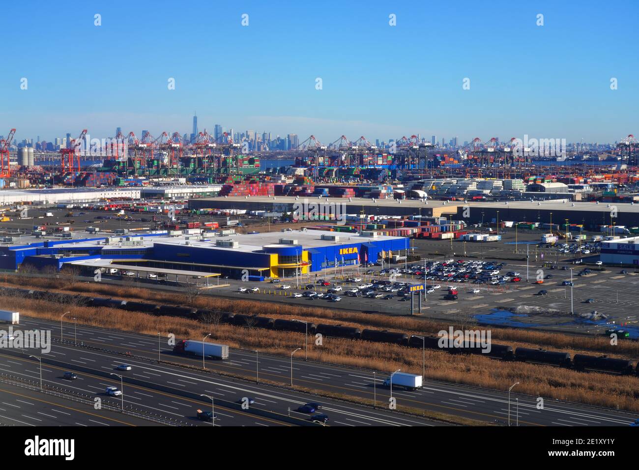 NEWARK, NJ -7 JAN 2021- Vista aérea de la new Jersey turnpike, la tienda  IKEA y el puerto de Elizabeth cerca del Aeropuerto Internacional Newark  Liberty (EW Fotografía de stock - Alamy