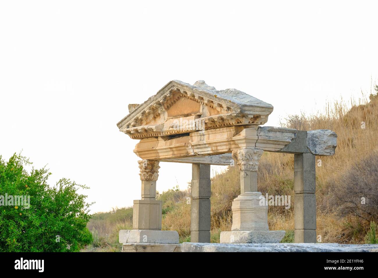 Fuente de Trajano en la Ciudad Antigua de Éfeso al atardecer en Izmir, Turquía - Octubre, 2020. Estructura histórica de la época romana. Foto de stock