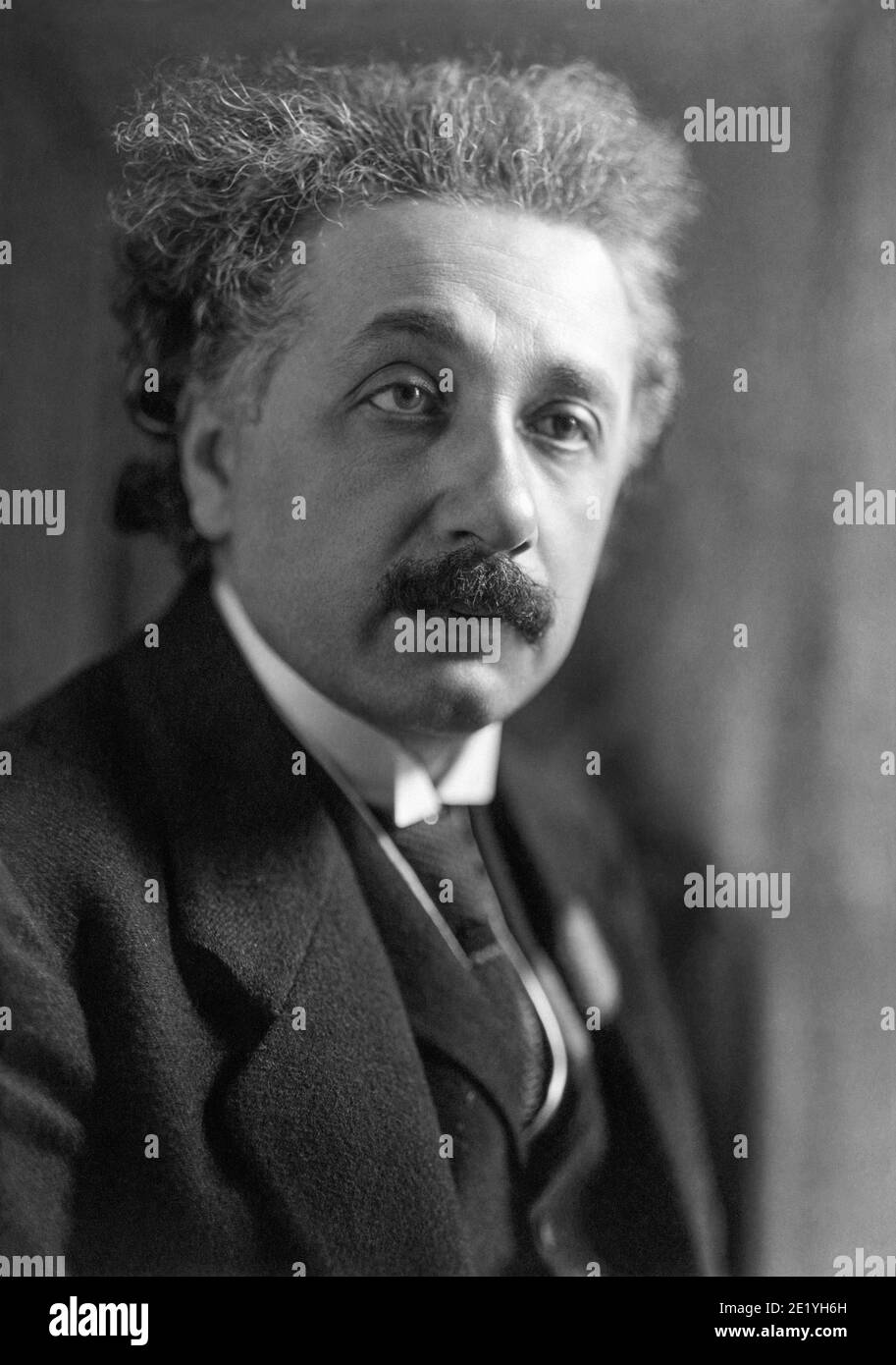 Albert Einstein (1879–1955), físico teórico de origen alemán que desarrolló la teoría de la relatividad, en un retrato de Harris & Ewing Studio en 1921, el año en que Einstein recibió el Premio Nobel de Física. Foto de stock