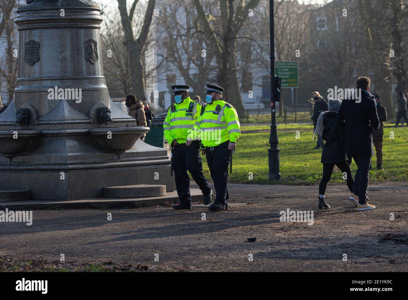 Los agentes de policía llevaban máscaras que patrullaban Clapham Common durante el tercer cierre de COVID 19 en Londres, Inglaterra. Foto de stock